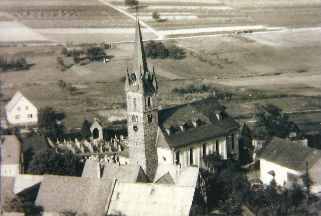 Luftaufnahme der Kirche mit Teil vom Friedhof. Foto 1960.
