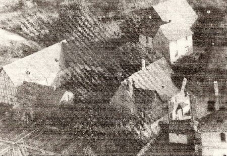 Luftbildaufnahme des alten Pfarrhofes. Aufnahme vor 1964.